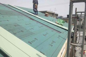 板金を屋根に上げるのがまた大変なんです。