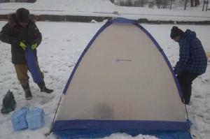 10時くらいから吹雪いてきましたがテントがあれば大丈夫。